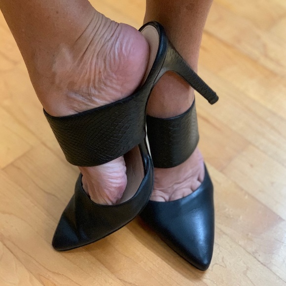 BANANA REPUBLIC GOOD CONDITION:  MULE BLACK PUMPS. - Picture 9 of 15